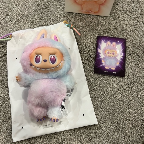 LABUBU AUTHENTIC MONSTERS BIG INTO ENERGY "LUCK" - Picture 2 of 7